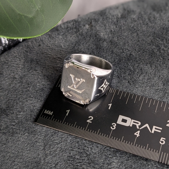 LV Louis Vuitton signature monogram signet ring, large, US7, EU54, N½, 14 unisex - Picture 10 of 14